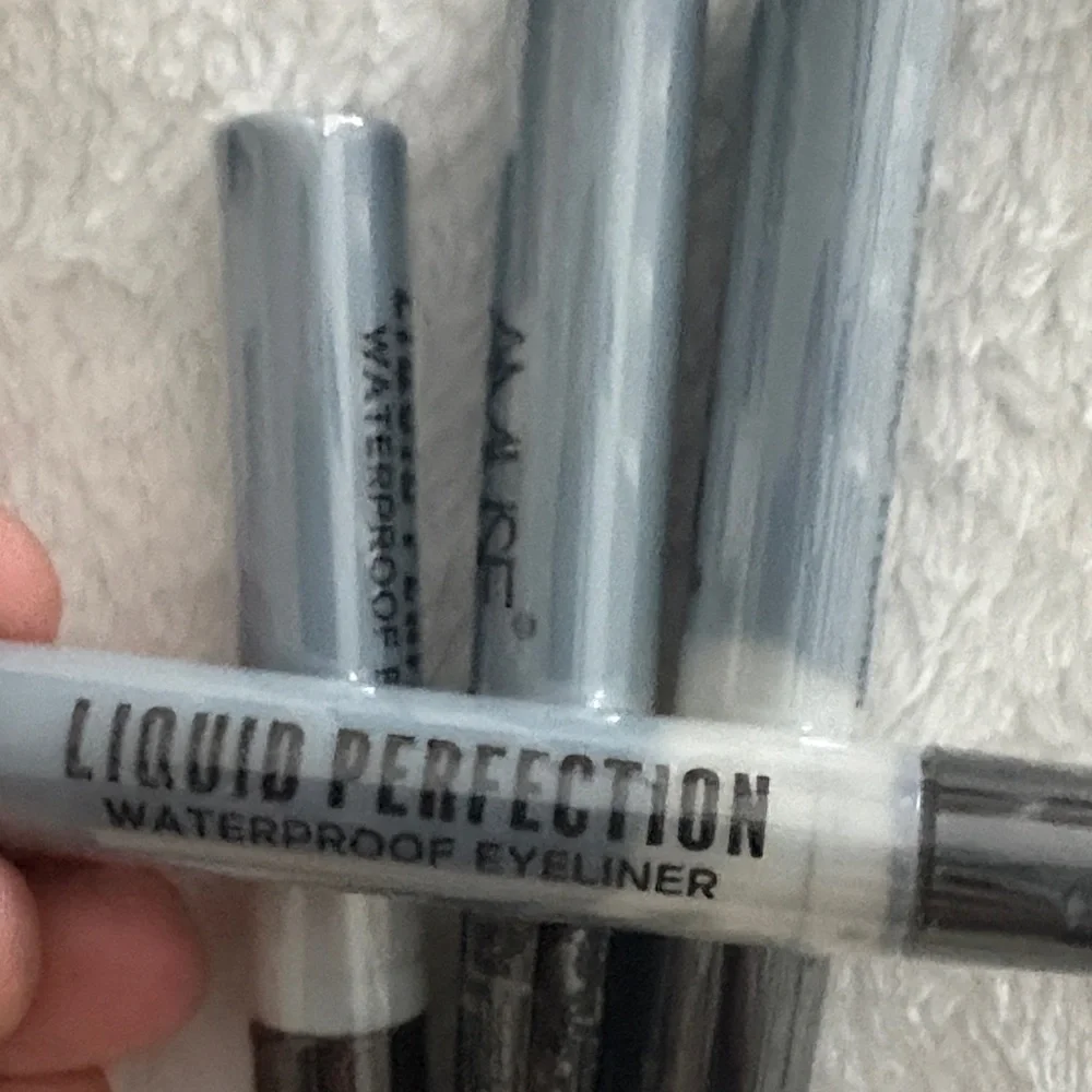 Liquid Precision Eyeliner - Black